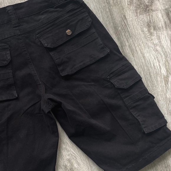 Black Cotton Bermuda Cargo Shorts | Size: 4 - Picture 14 of 16